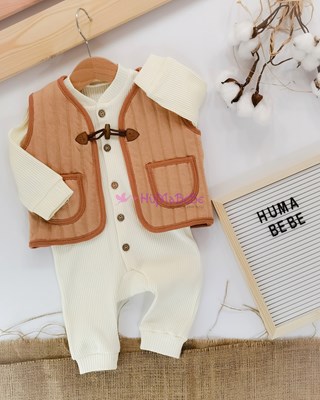  Ahşap Düğmeli Fitilli Mevsimlik Tulum Kapitone Yelekli 2li Bebe Takım