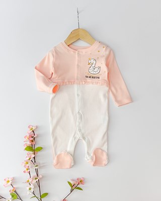 Kuğu fırfır detaylı boydan çıtçıtlı penye kız bebe tulum 