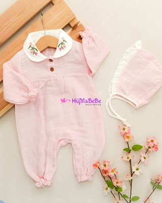 Bebe yaka kanaviçe işlemeli ahşap düğmeli alttan Çıtçıtlı şık şapkalı müslin kumaş kız bebek tulum 