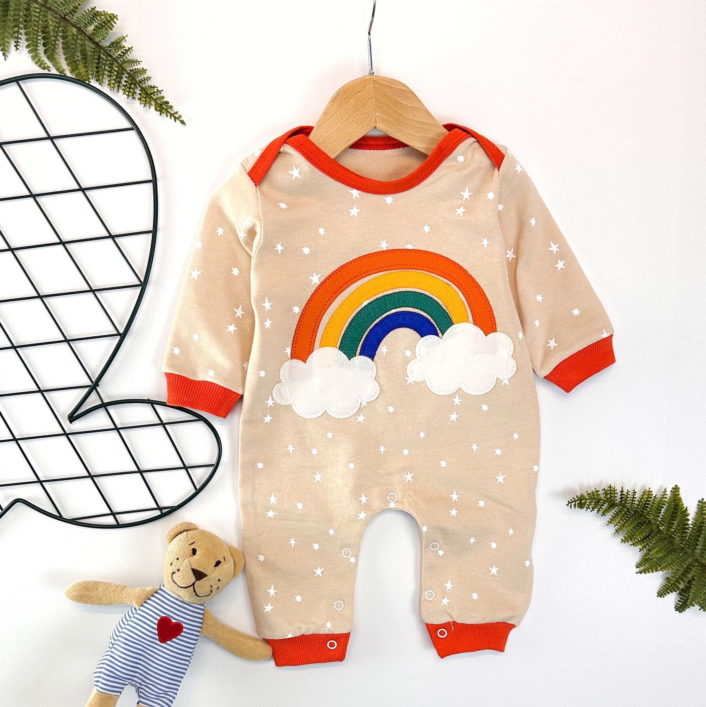 Renkli bulutlar alttan çıtçıtlı mevsimlik bebe tulum 