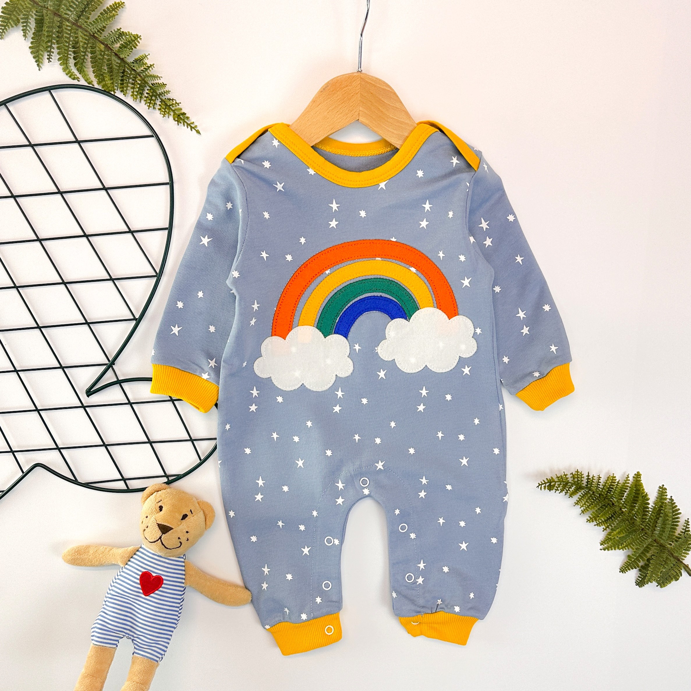 Renkli bulutlar alttan çıtçıtlı mevsimlik bebe tulum 