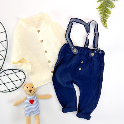 Ahşap düğmeli pantolon askılı muslin takım 