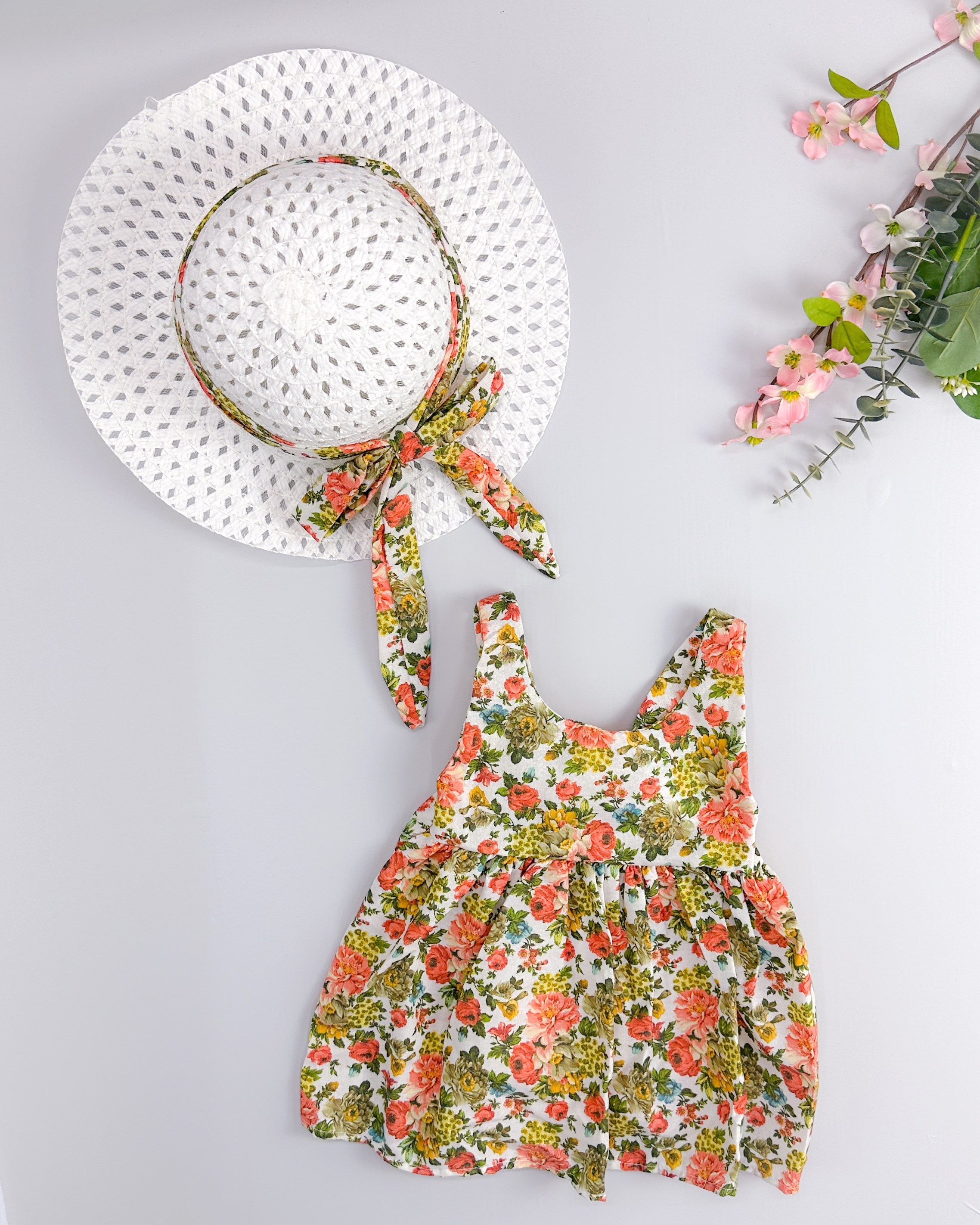 Çiçek desen arkadan fiyonklu şapkalı yazlık elbise set