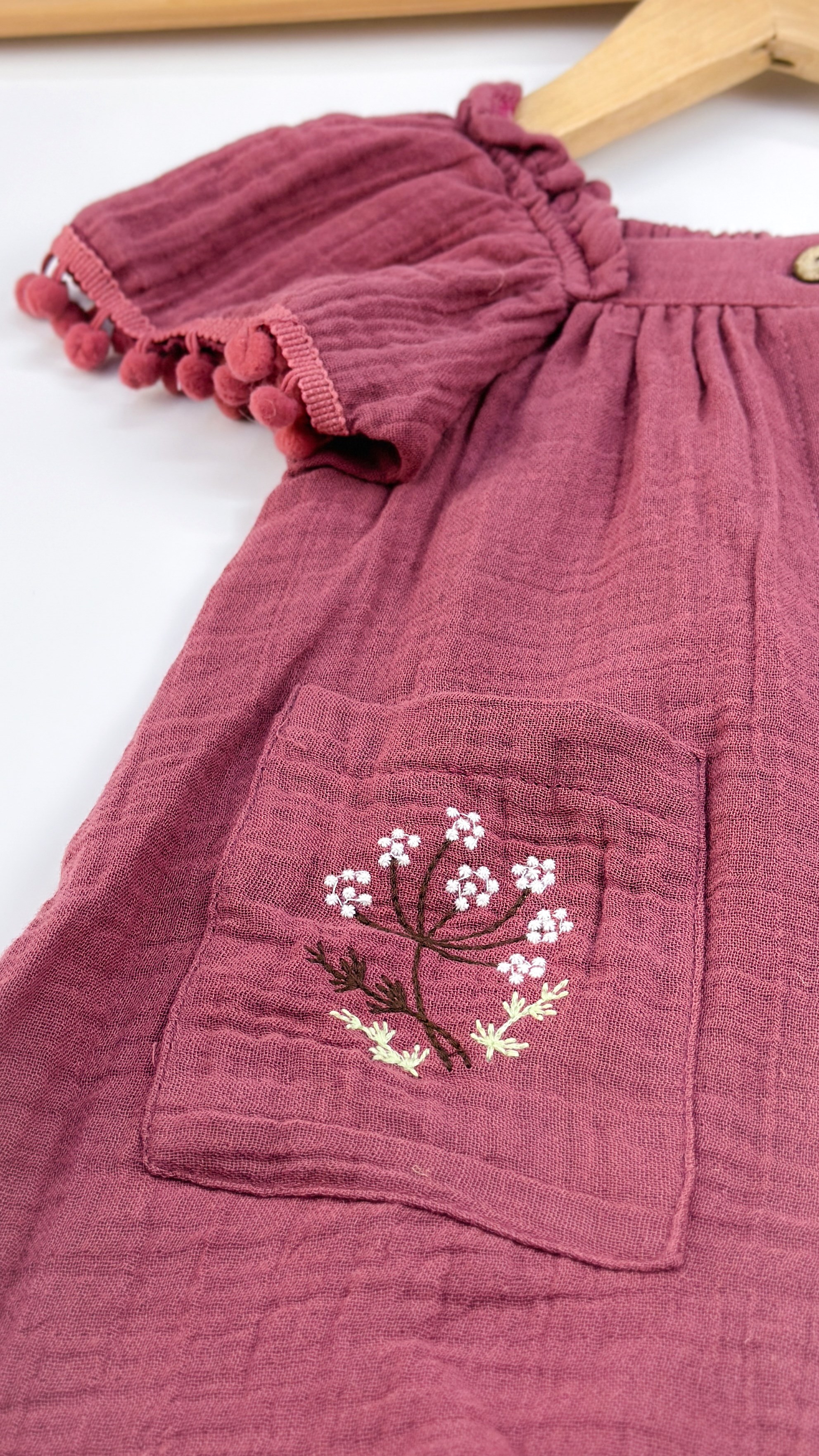 Ponpon detaylı hasır çantalı muslin yazlık elbise 