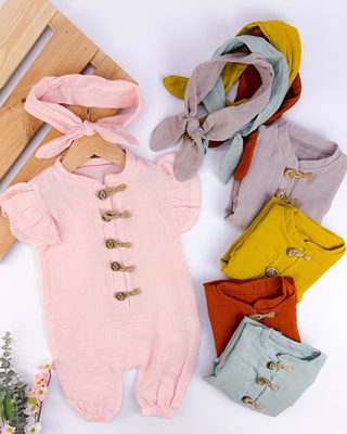Ahşap düğme detaylı bandanalı muslin yazlık tulum 