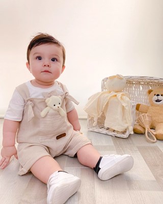 çıkarabilir oyuncaklı keten solopetli beyaz tshirtlü yazlık bebe 2li takım