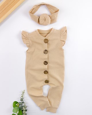 Petek dokulu fırfır detaylı ahşap düğmeli şık boneli yazlık bebe tulum