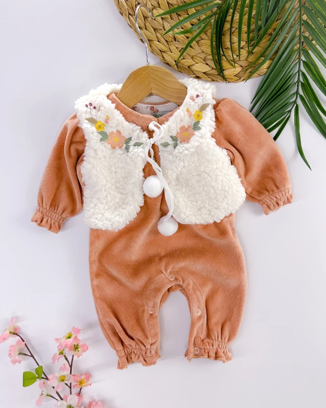 Çiçek nakış detaylı welsoft boleralı alttan çıtçıtlı kadife 2li bebe tulum set 