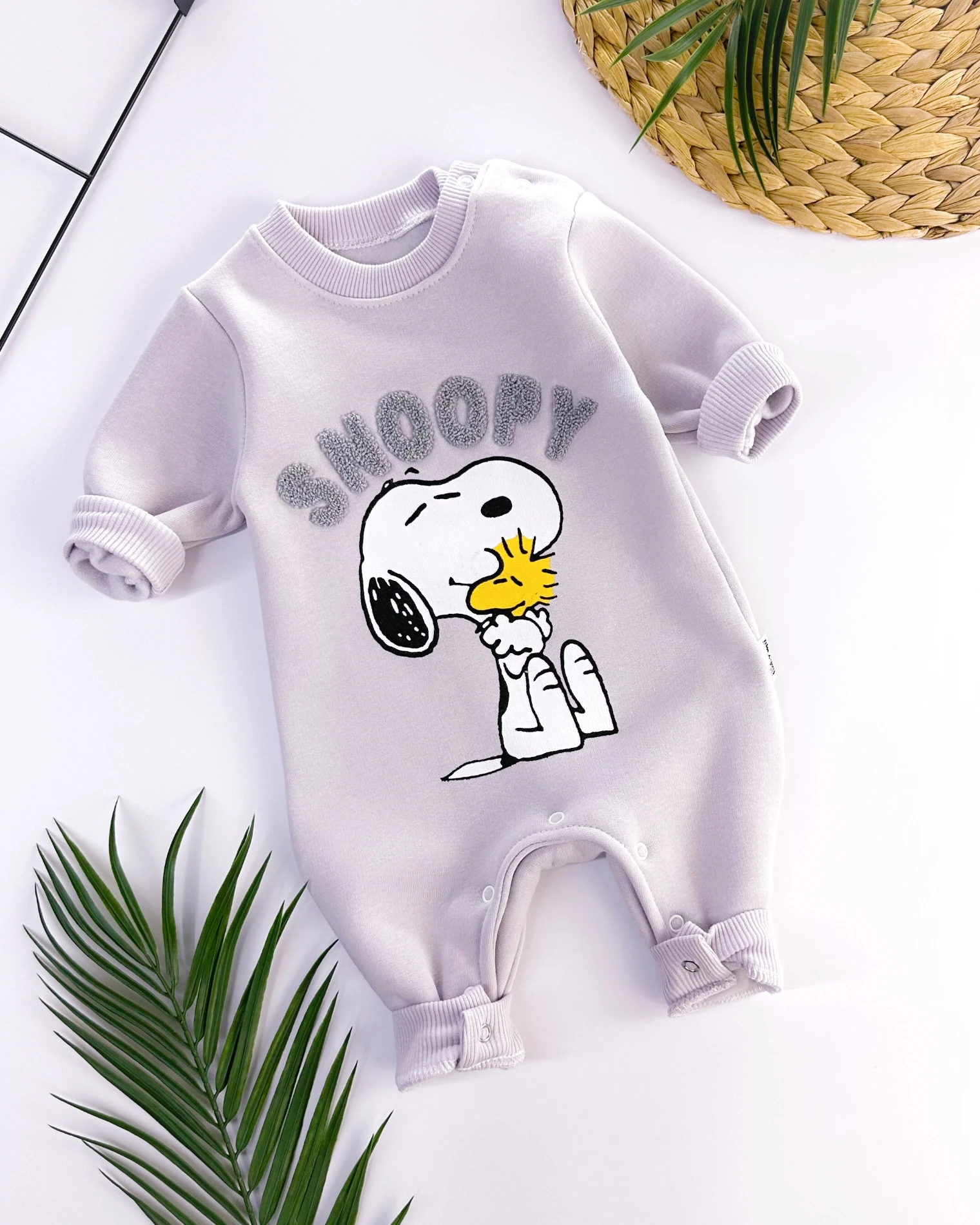 Snoopy ve minik arkadaşı omuzdan ve alttan çıtçıtlı şardonlu kumaş bebe tulum 