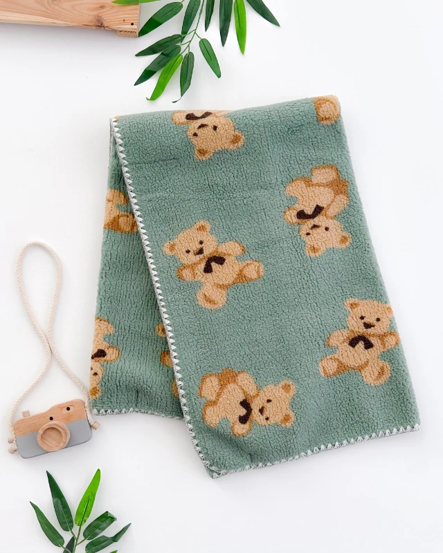 Pofuduk ayıcık desen kenarları oyalı welsoft battaniye ( 90*100)