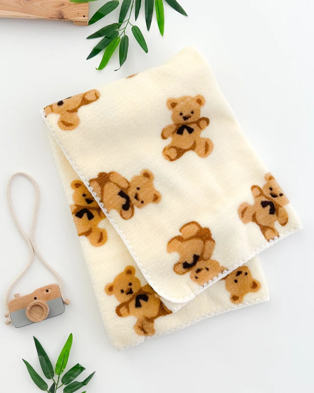 Pofuduk ayıcık desen kenarları oyalı welsoft battaniye ( 90*100)