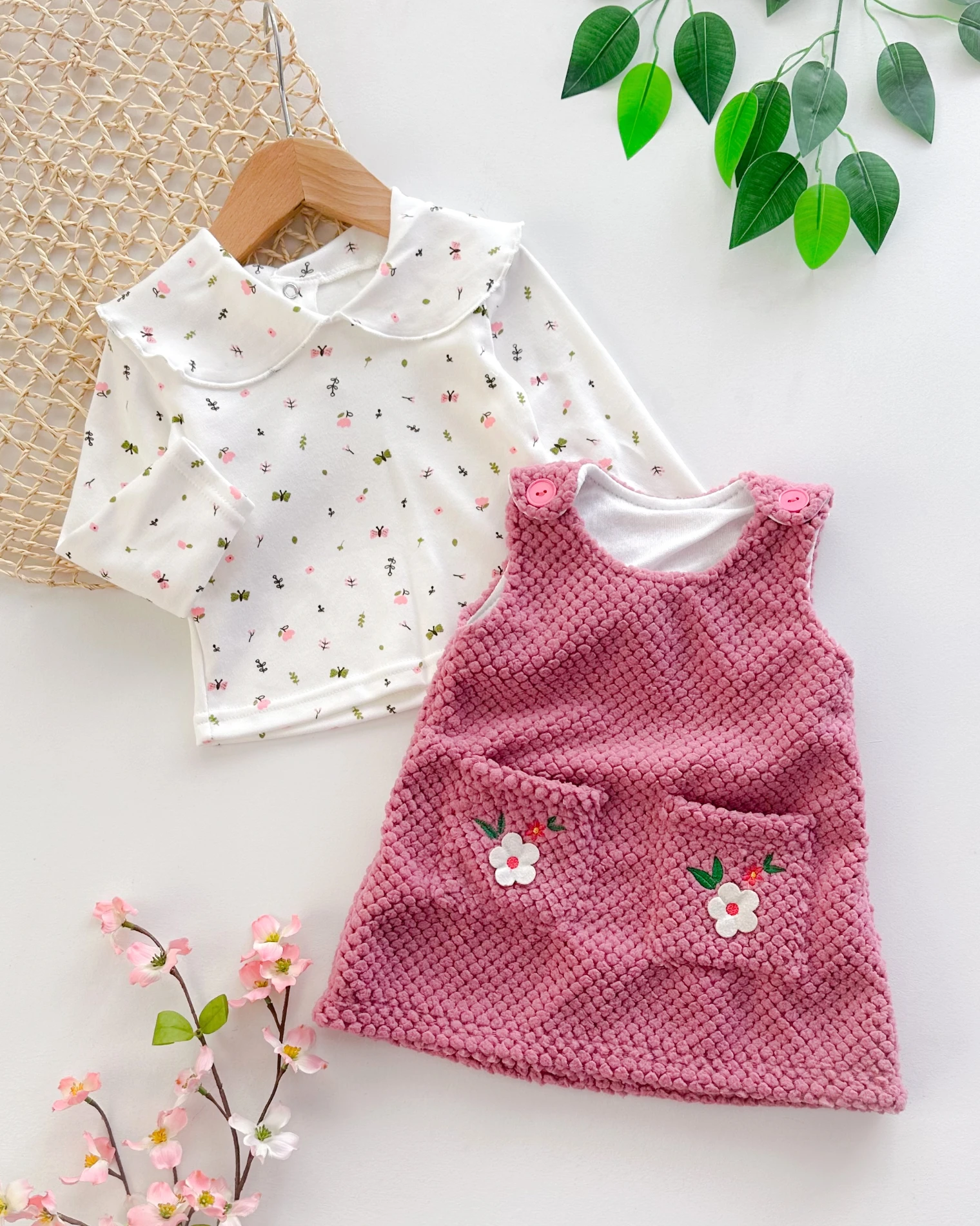 Keçe çiçek detaylı omuzdan düğmeli peluş salopet elbise set 