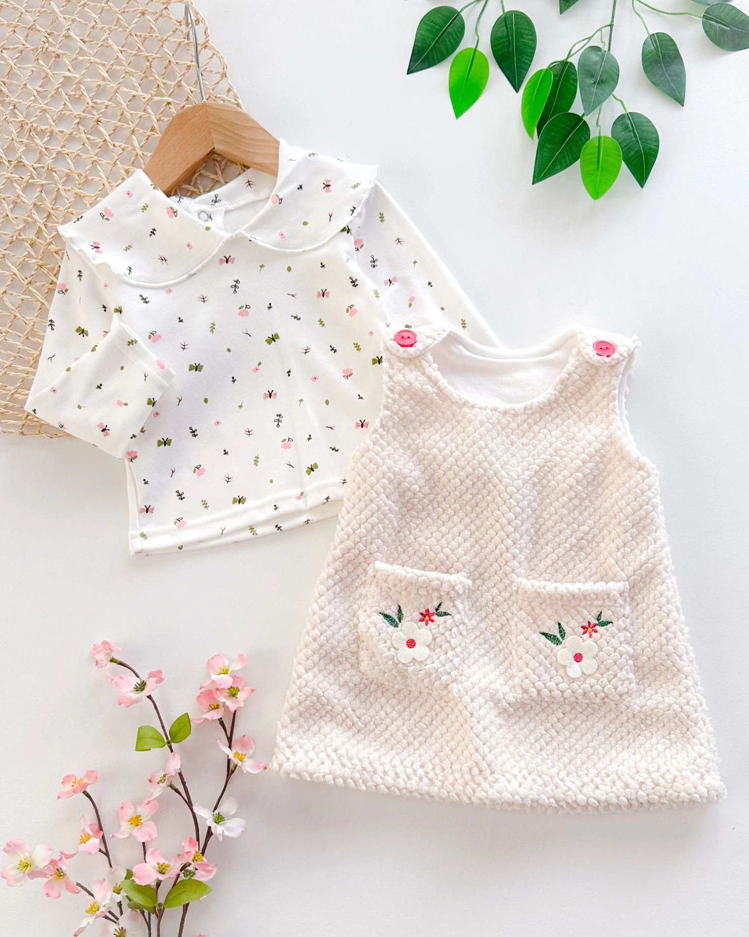 Keçe çiçek detaylı omuzdan düğmeli peluş salopet elbise set 