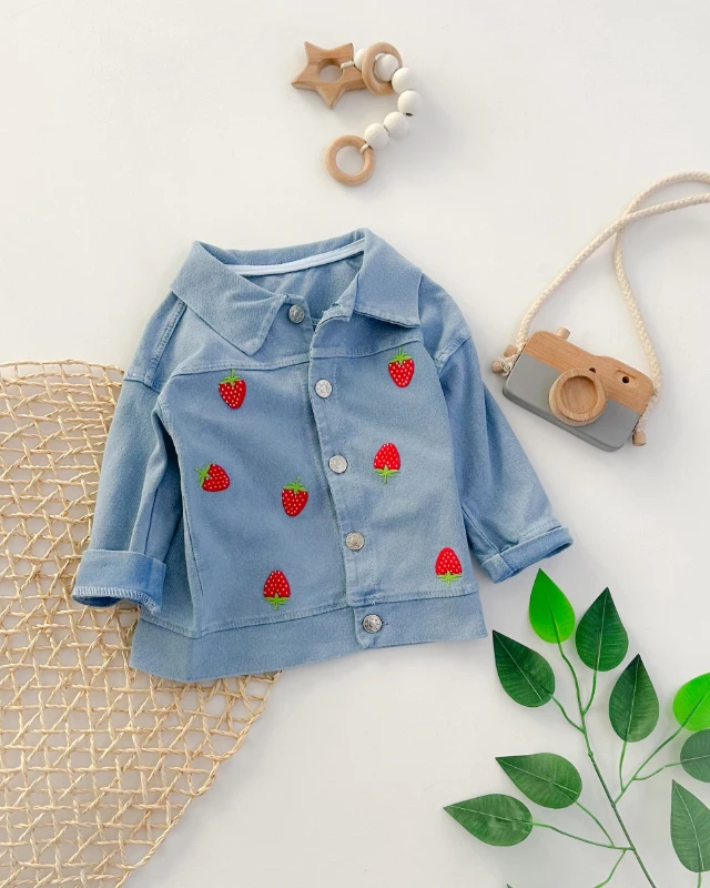 Çilek arma detaylı kot görünümlü örme kumaş mevsimlik ceket 