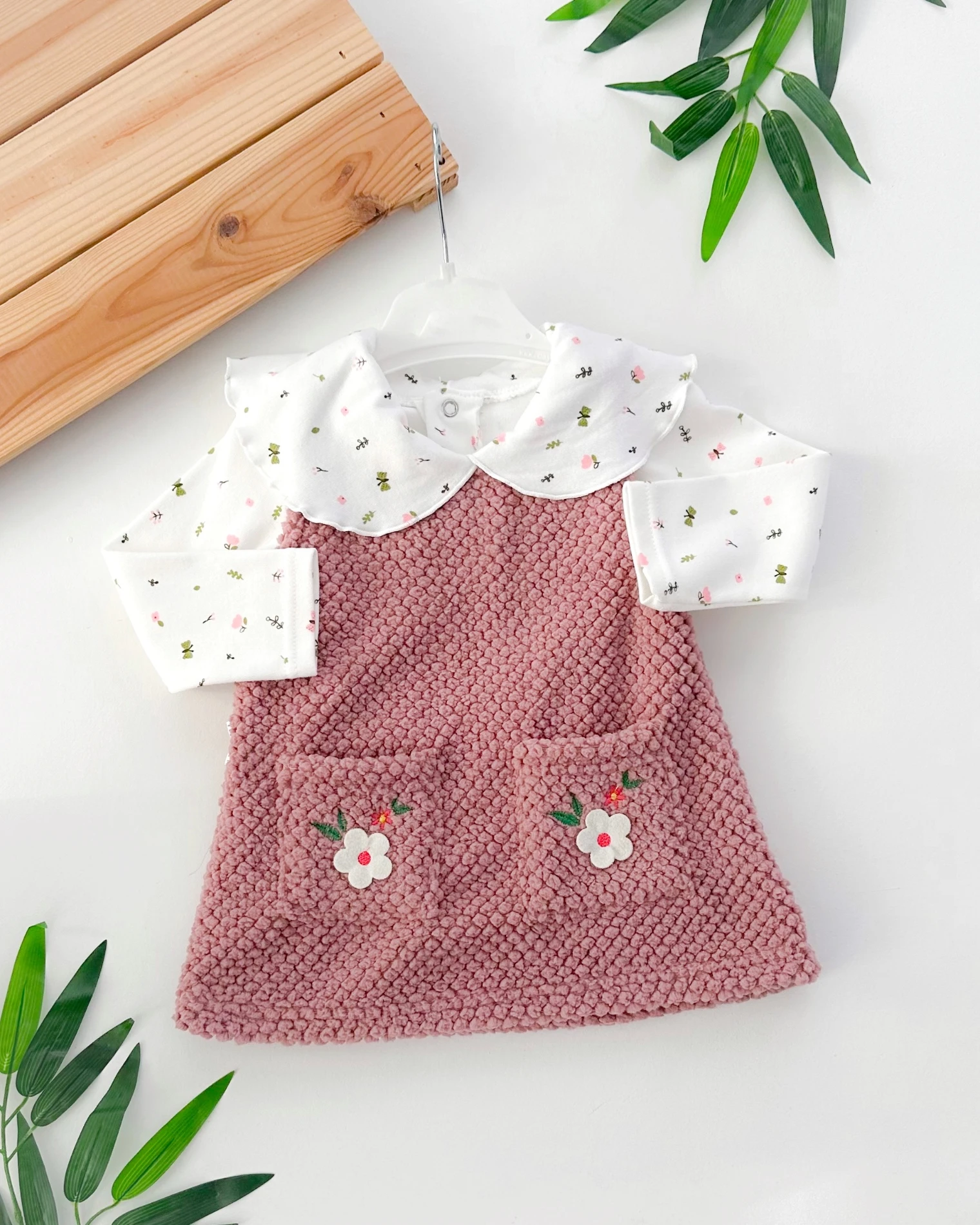 Keçe çiçek detaylı omuzdan düğmeli peluş salopet elbise set 