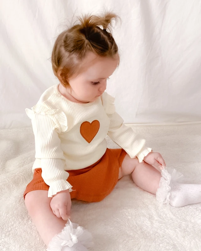 Zarif kalp nakış detaylı şort etekli mevsimlik 2li takım 