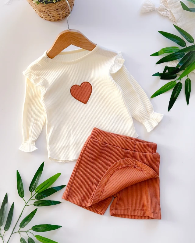 Zarif kalp nakış detaylı şort etekli mevsimlik 2li takım 