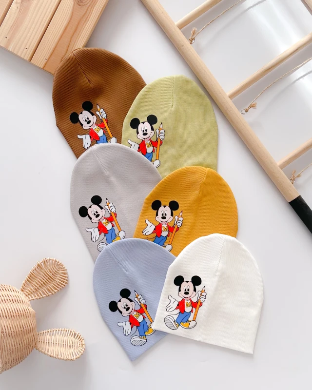 Okullu Mickey baskılı ribana esnek kumaş mevsimlik bebek bere (0’24 ay uyumlu)