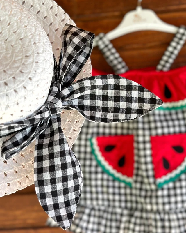 Karpuz nakışlı omuz detaylı kare desen fötr şapkalı yazlık elbise set 