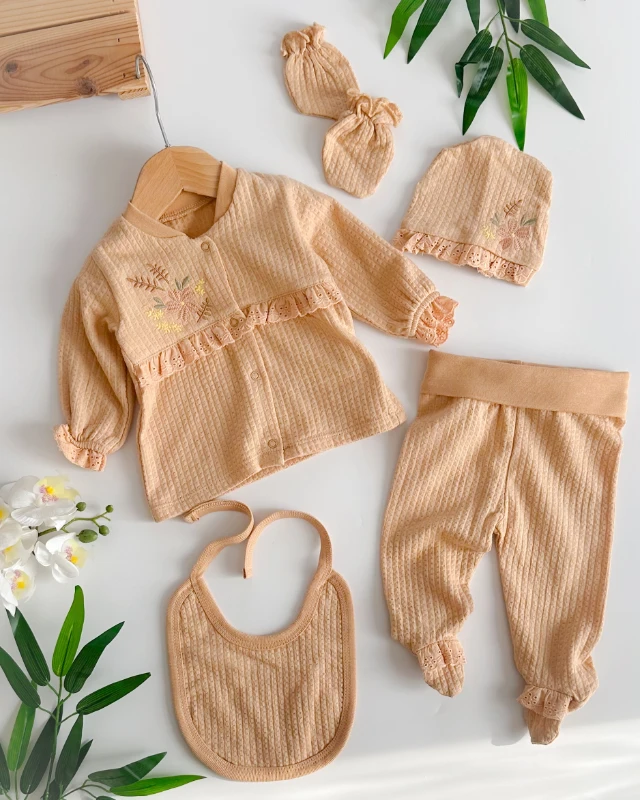 Minik papatya nakışlı fisto detaylı mevsimlik yenidoğan 5li set 