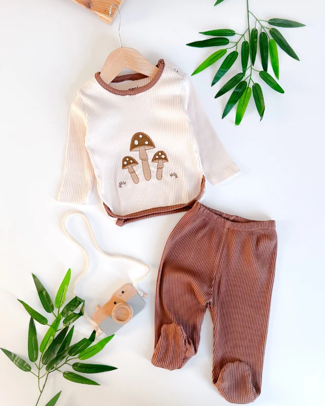 Üç minik mantar nakışlı omuzdan çıtçıtlı mevsimlik fitilli kumaş 2li takım 