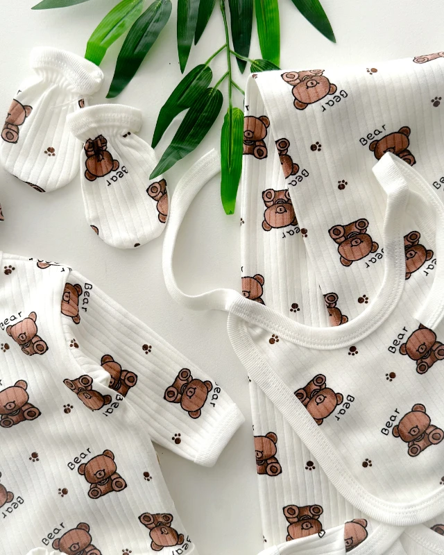 Bear yazılı pati desen yandan çıtçıtlı fitilli mevsimlik kumaş yenidoğan 7 parça set