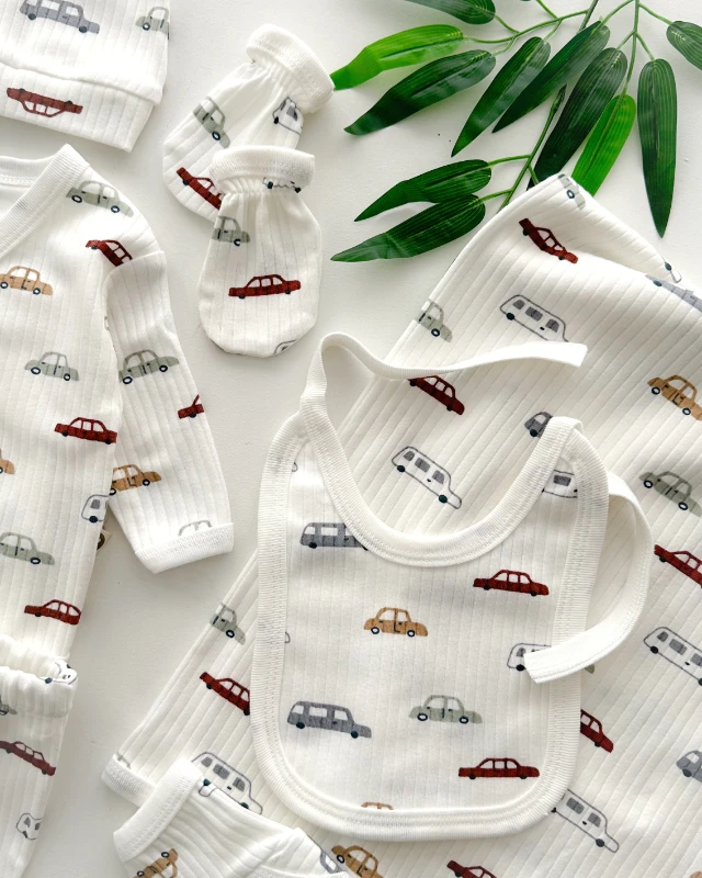 Büyük renkli arabalar yandan çıtçıtlı fitilli mevsimlik kumaş yenidoğan 7 parça set