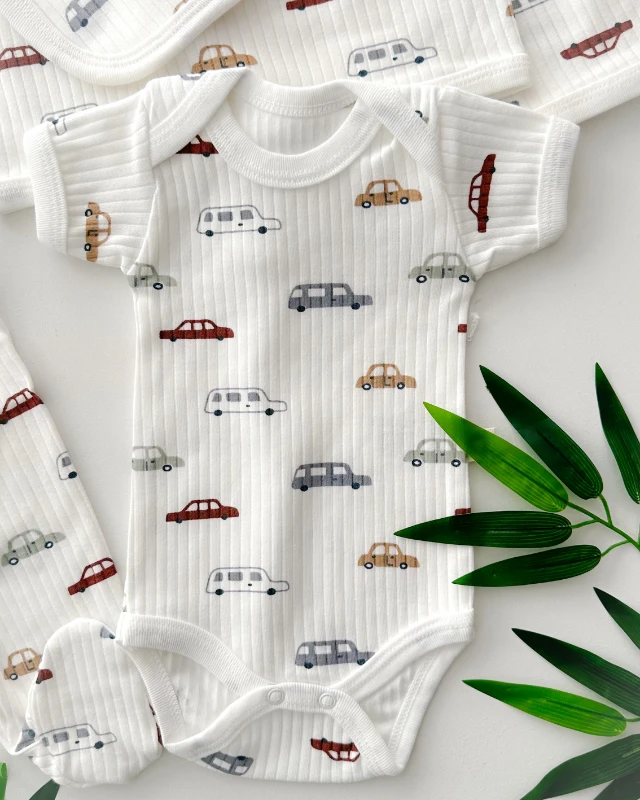 Büyük renkli arabalar yandan çıtçıtlı fitilli mevsimlik kumaş yenidoğan 7 parça set