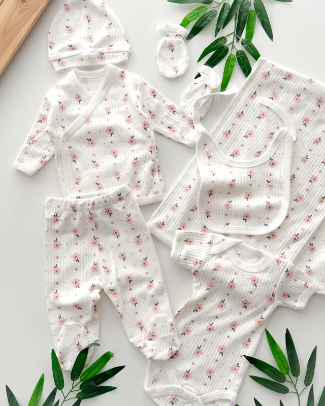 Pembe papatyalar baskılı yandan çıtçıtlı fitilli mevsimlik kumaş yenidoğan 7 parça set