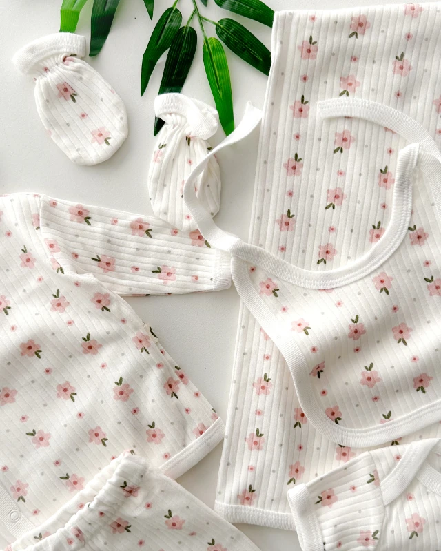 Pembe papatyalar baskılı yandan çıtçıtlı fitilli mevsimlik kumaş yenidoğan 7 parça set