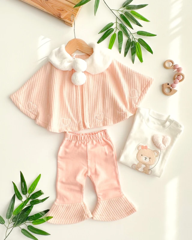 Süper cute nakışlı pelerinli yakası tüylü 3 parça takım