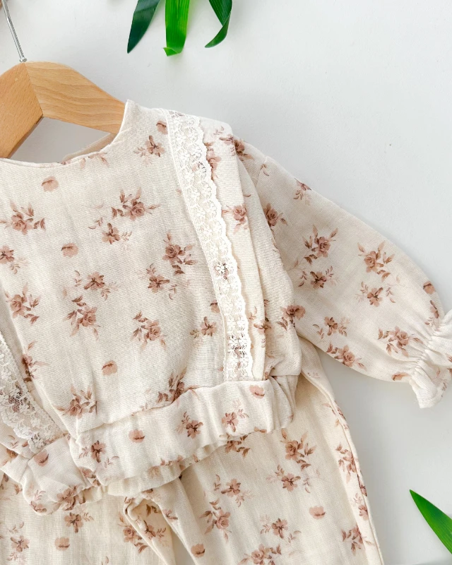 İki yanda güpür şerit detaylı narin çiçekler baskılı paça ve kol büzgülü muslin 2 parça takım