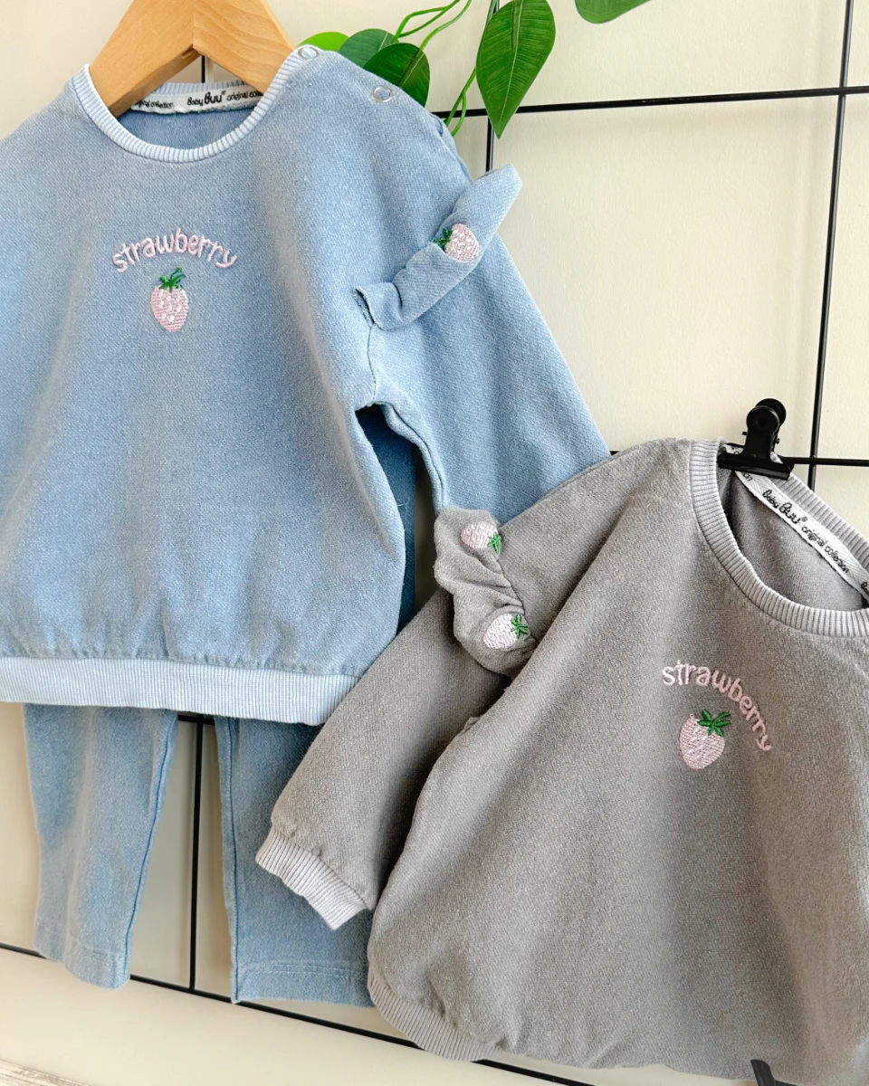 Pembe çilek nakışlı omuzdan çıtçıtlı kot kumaş mevsimlik 2 parça takım