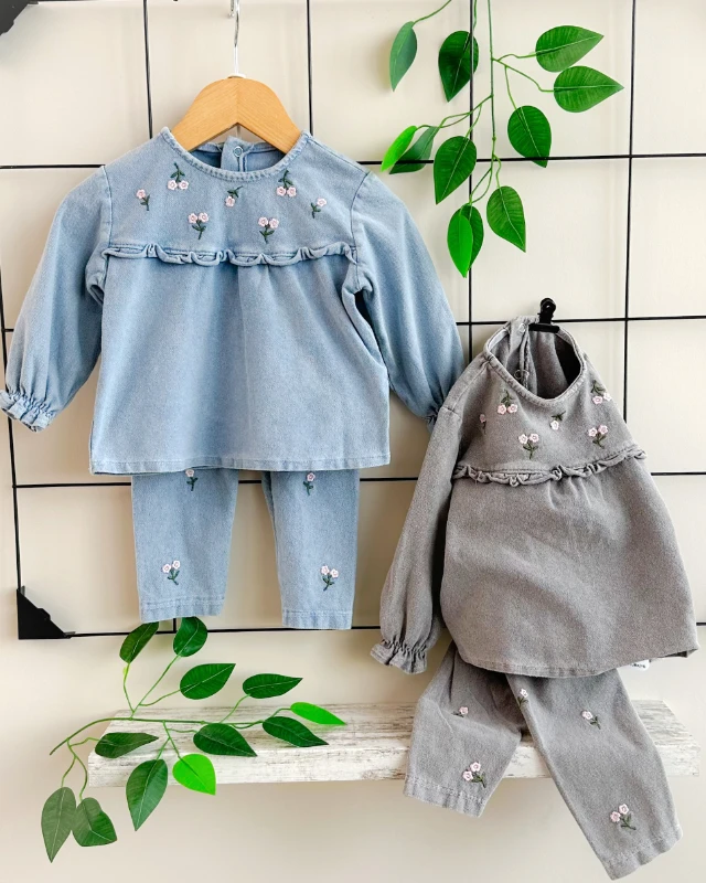 Yakada ve pantolonda pembe çiçekler nakışlı arkadan çıtçıtlı mevsimlik 2 parça takım