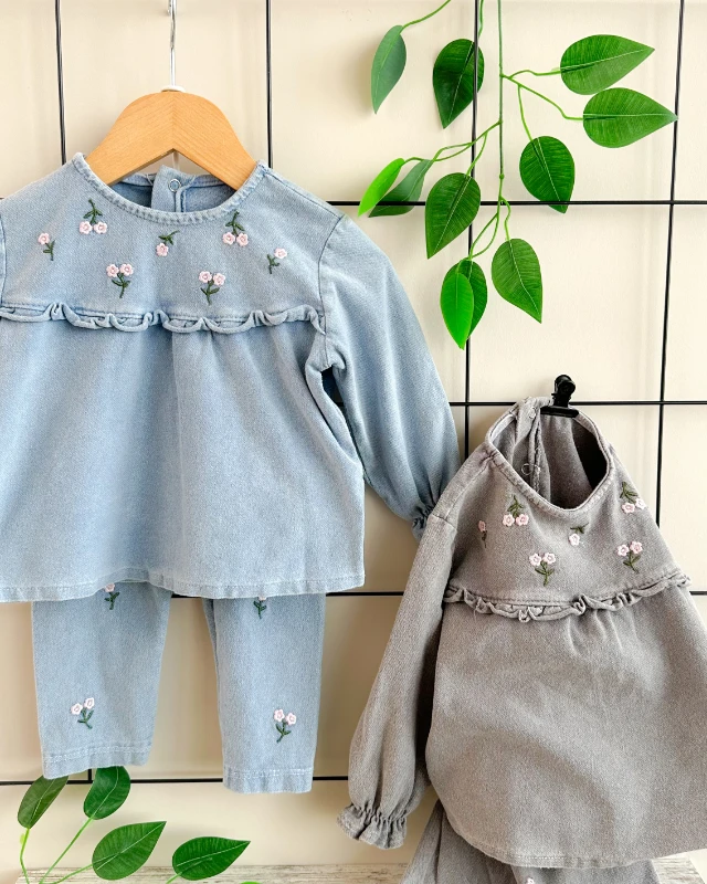 Yakada ve pantolonda pembe çiçekler nakışlı arkadan çıtçıtlı mevsimlik 2 parça takım