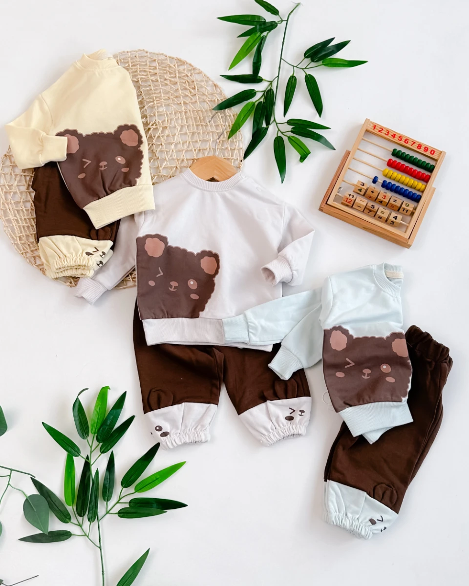 Yanda göz kırpan ayıcık detaylı omuzdan çıtçıtlı mevsimlik 2 parça takım