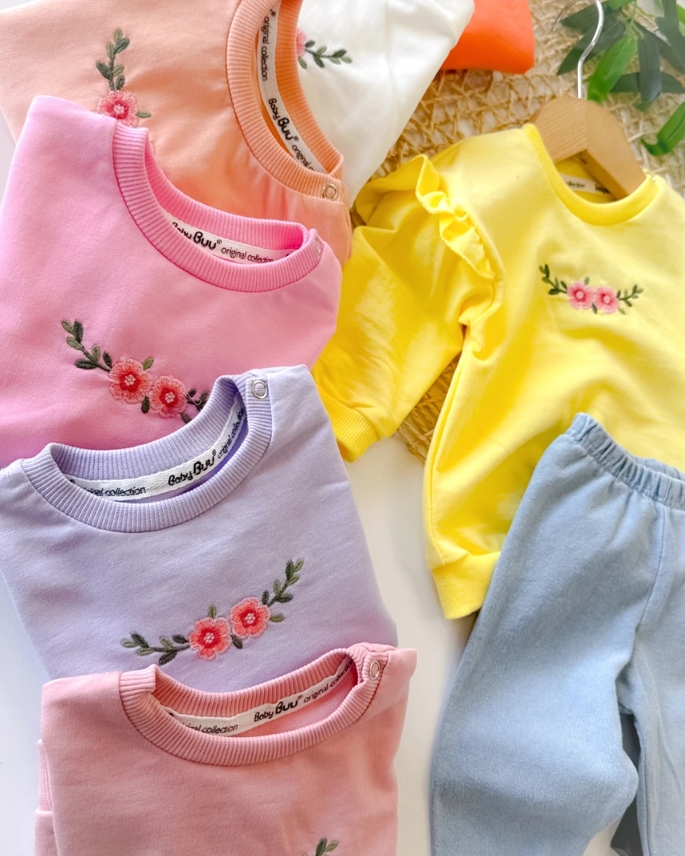 Çiçek ve dal nakışlı omuzları fırfır detaylı kot pantolonlu mevsimlik 2 parça takım