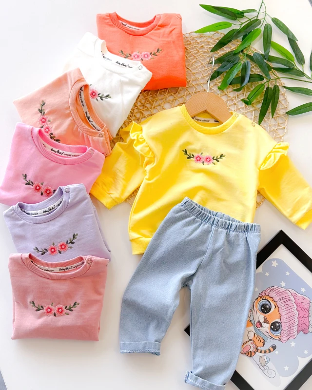 Çiçek ve dal nakışlı omuzları fırfır detaylı kot pantolonlu mevsimlik 2 parça takım