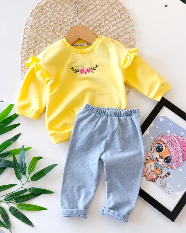 Çiçek ve dal nakışlı omuzları fırfır detaylı kot pantolonlu mevsimlik 2 parça takım