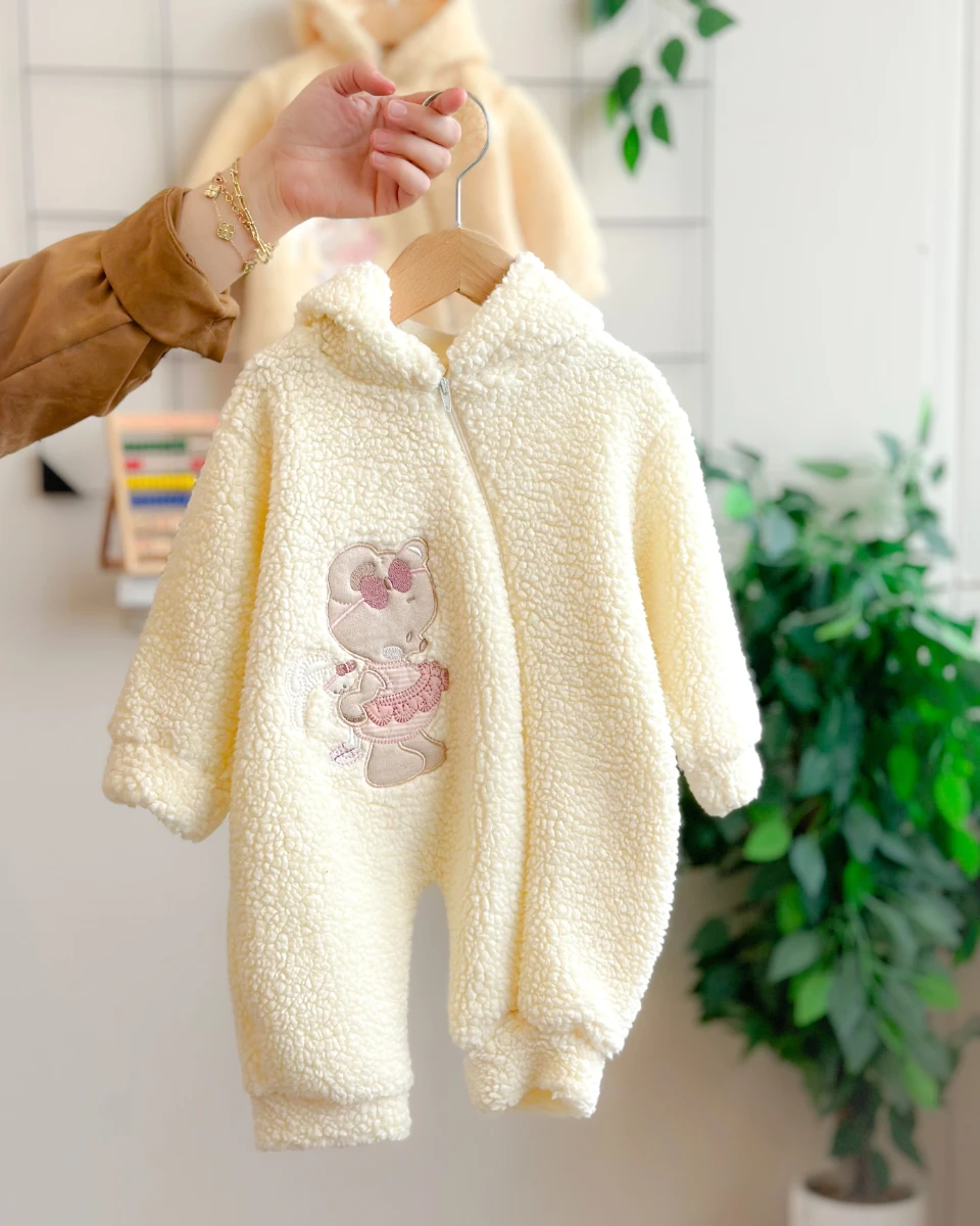 Ayıcık ve yavru tavşan nakışlı kapüşonlu welsoft tulum