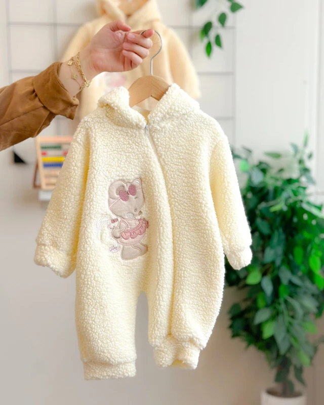 Ayıcık ve yavru tavşan nakışlı kapüşonlu welsoft tulum