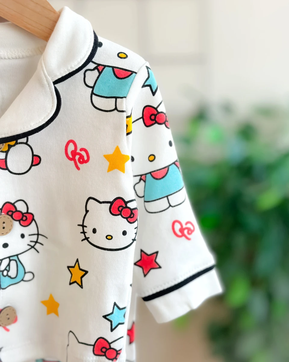 Hello kity ve yıldızlar baskılı önden düğmeli 2 parça pijama takımı