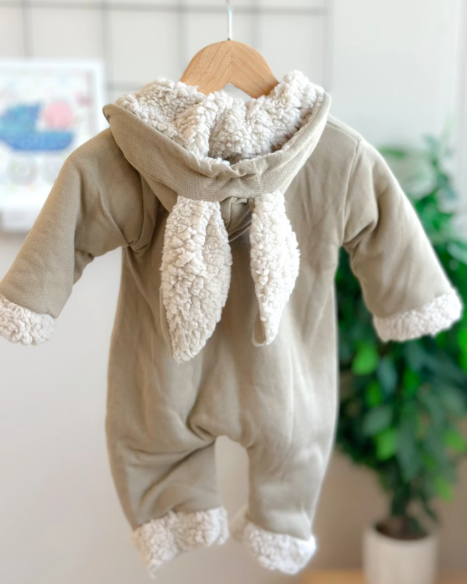 Kürklü tavşan kulak kapüşonlu boydan ahşap düğmeli kışlık tulum