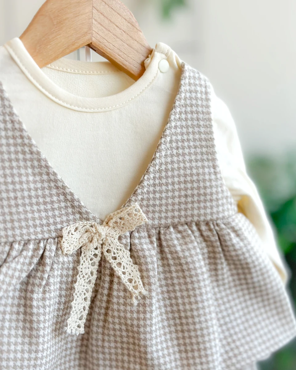 Minik kazayağı desenli robandan fırfır detaylı 2 parça takım