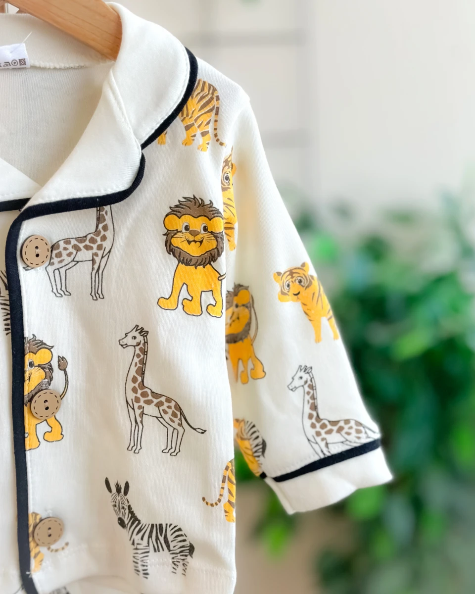 Şirin hayvanlar baskılı önden düğmeli 2 parça pijama takımı