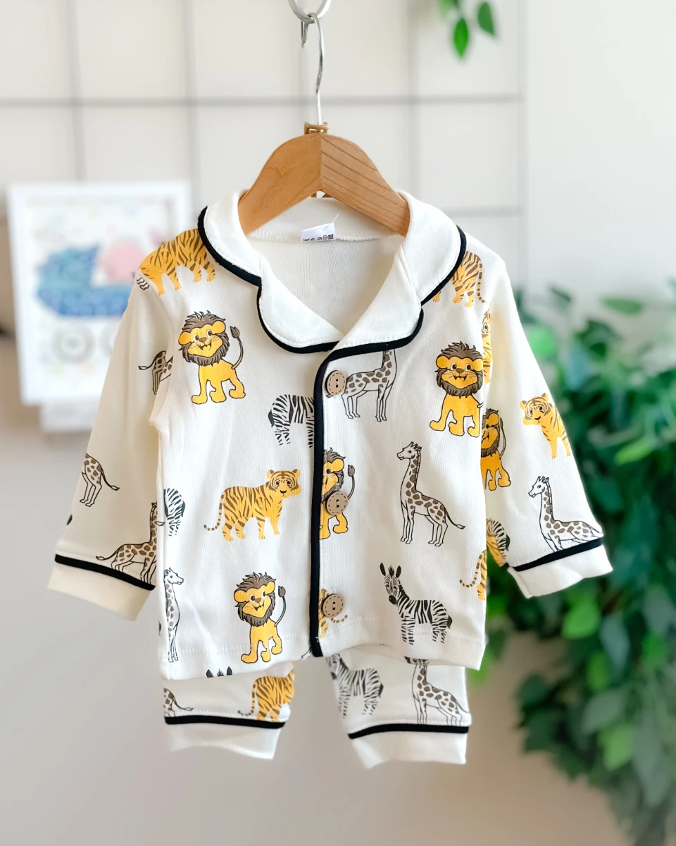 Şirin hayvanlar baskılı önden düğmeli 2 parça pijama takımı