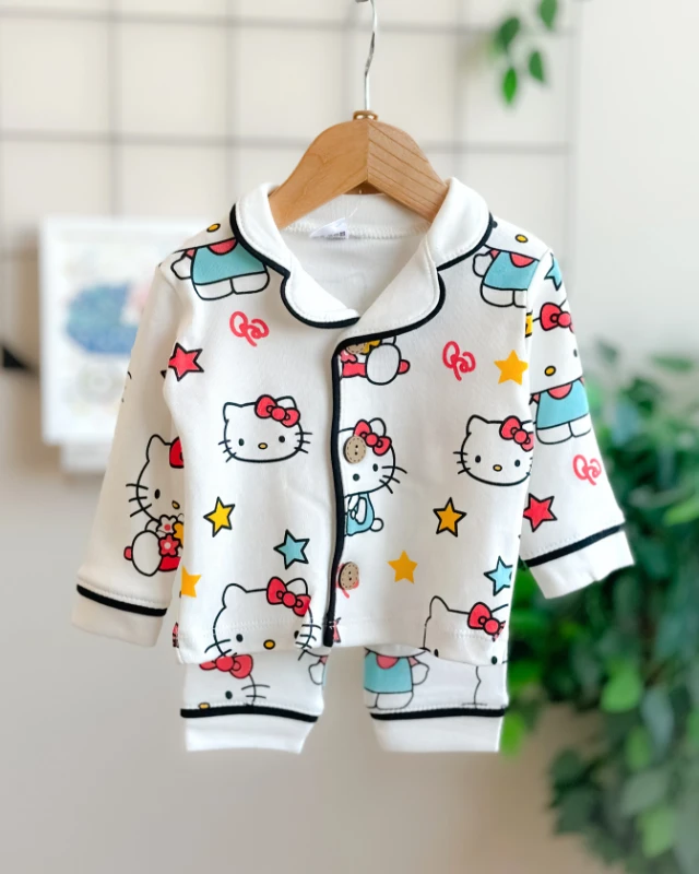 Hello kity ve yıldızlar baskılı önden düğmeli 2 parça pijama takımı