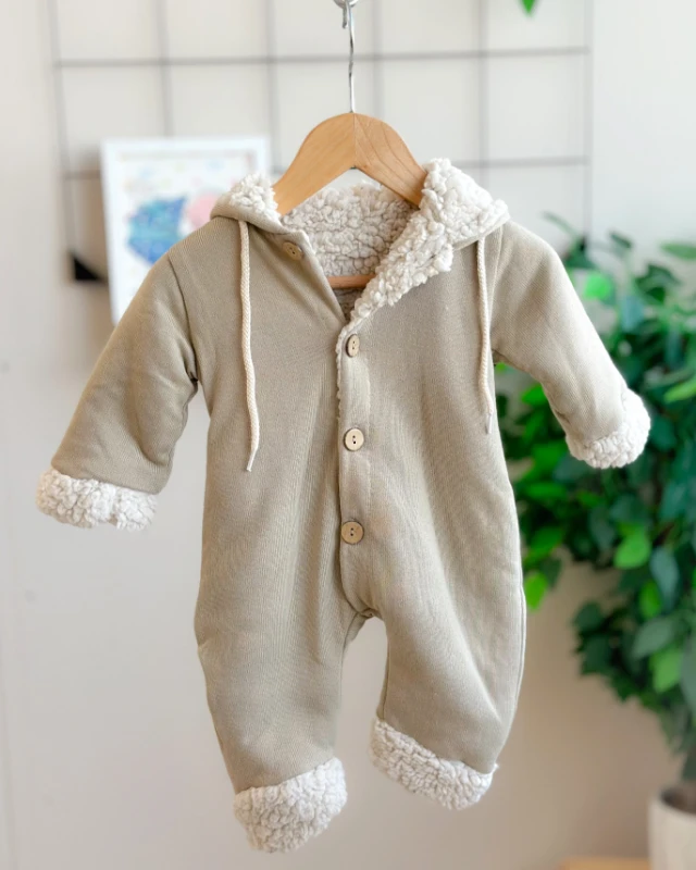 Kürklü tavşan kulak kapüşonlu boydan ahşap düğmeli kışlık tulum