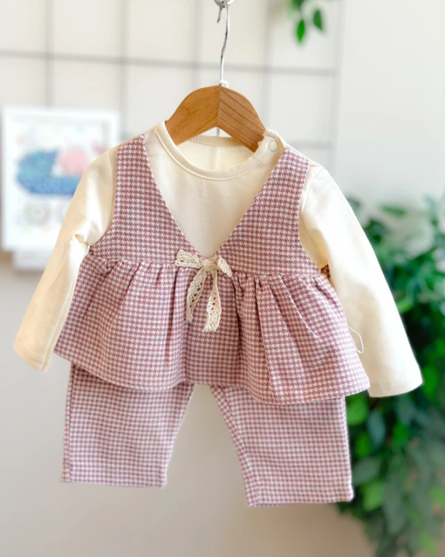 Minik kazayağı desenli robandan fırfır detaylı 2 parça takım