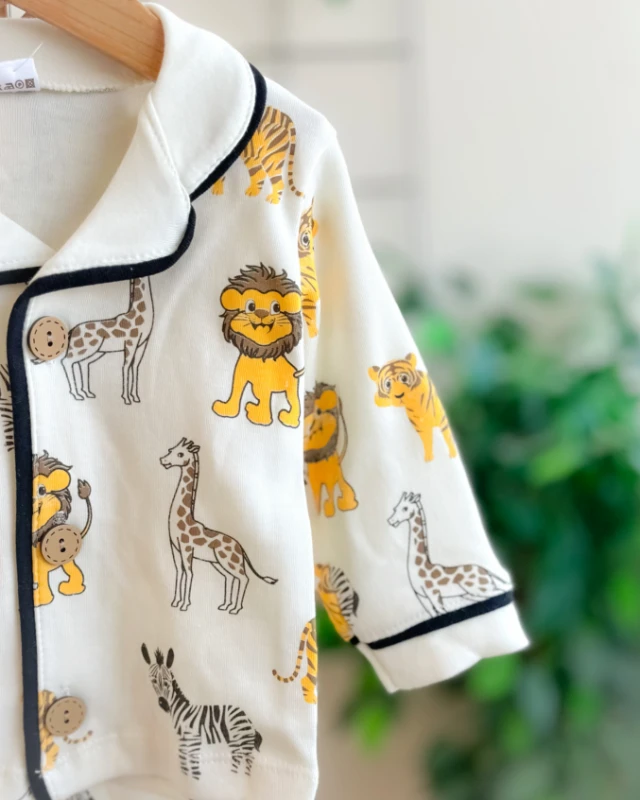 Şirin hayvanlar baskılı önden düğmeli 2 parça pijama takımı